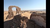 "عظام تحت الرمال ومبنى أشباح".. ألغاز المكان الذي طمسته الصحراء بالوادي الجديد -صور