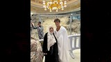 إمام عاشور مع والدته