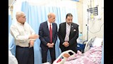 رئيس جامعة بني سويف يزور والد الطفل محمد بالمستشفى