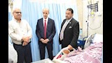 رئيس جامعة بني سويف يزور والد الطفل محمد بالمستشفى