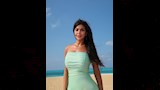 تركت خصلات شعرها منسدلة على كتفيها