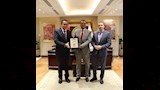 وزير الصحة يُكرم أبطال الإسعاف لإنقاذهم حياة أب بعد استغاثة ابنه (3)