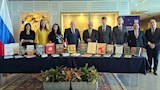 المركز الثقافي الروسي يهدي مكتبة الإسكندرية 150 كتابًا متنوعًا - صور