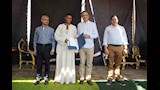 وزير الزراعة ومحافظ بني سويف يسلمان مزارعي إفوة عقود الأبقار المحسنة (2)