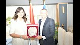محافظ أسوان يهدى درع المحافظة للسفيرة نبيلة مكرم