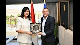 بالصور- محافظ أسوان يستقبل السفيرة نبيلة مكرم لإطلاق مبادرة "إيد واحدة"