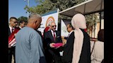 رئيس جامعة المنيا يستقبل الطلاب بالهدايا  (1)