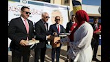رئيس جامعة المنيا يستقبل الطلاب بالهدايا  (4)