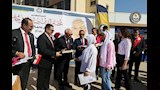 رئيس جامعة المنيا يستقبل الطلاب بالهدايا  (5)