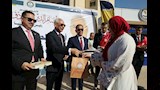 رئيس جامعة المنيا يستقبل الطلاب بالهدايا  (6)