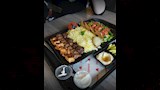 من وجبات المطعم بشعاره فى كندا