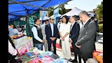 محافظ أسوان والسفيرة نبيلة مكرم يتفقدان ختام قوافل إيد واحدة (2)