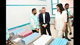 محافظ أسوان والسفيرة نبيلة مكرم يتفقدان ختام قوافل إيد واحدة (5)