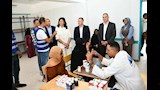 محافظ أسوان والسفيرة نبيلة مكرم يتفقدان ختام قوافل إيد واحدة (13)
