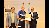 محافظ أسيوط يكرم 3 من رجال الإسعاف (3)_3