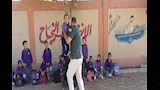 "عشان يلعب زي زمايله".. معلم يحمل تلميذًا من ذوي الهمم في سباق جري بقنا