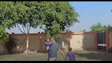 معلم يحمل تلميذًا من ذوي الهمم في سباق بقنا (2)