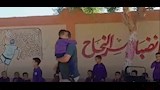 معلم يحمل تلميذًا من ذوي الهمم في سباق بقنا (4)