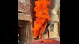 السنه اللهب تتصاعد من المحل المغلق