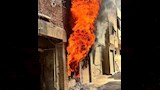 النيران تتصاعد من داخل المحل 