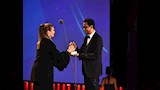 النجمة يسرا تسلم المخرج مروان حامد جائزة الإنجاز الإبداعي