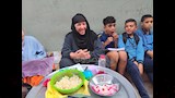 أم أيمن تُربي 6 أبناء وتواصل العمل بعد السبعين (4)