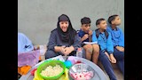 أم أيمن تُربي 6 أبناء وتواصل العمل بعد السبعين (3)