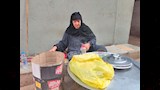 أم أيمن تُربي 6 أبناء وتواصل العمل بعد السبعين (5)