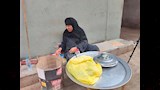 أم أيمن تُربي 6 أبناء وتواصل العمل بعد السبعين (6)