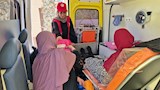 صور- الهلال الأحمر المصري يستقبل جرحى ومرضى فلسطينيين ويودع المتعافين عبر معبر رفح