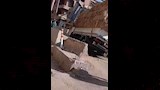 سقوط البوابة على السيارة