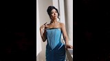 اعتمدت كارولين تسريحة الشعر المرفوعة