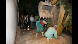 إعادة زراعة شجرة عملاقة بعد سقوطها بمصر الجديدة (12)