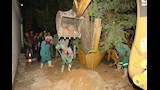 إعادة زراعة شجرة عملاقة بعد سقوطها بمصر الجديدة (11)