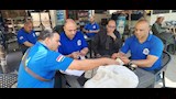 طاقم إسعاف قليوب يسلم 540 ألف جنيه لشقيق مصاب الطريق الزراعي (3)