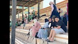 الأمهات تدعم أطفالهم