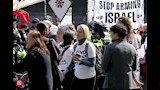 متظاهرين يطالبون باعتقال نتنياهو