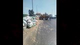 انقلاب حمولة سيارة جامبو أعلى كوبري قها (1)