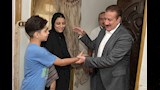 محافظ بورسعيد خلال زيارته للأسرة (2)