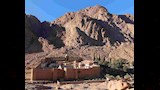 مخطوطات نادرة وشجرة مقدسة.. أسرار دير سانت كاترين في قلب سيناء - صور