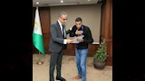 محافظ الجيزة يسلم عقود عمل لـ3 من ذوي الهمم (1)