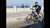 سياح ألمان يجوبون شوارع الإسكندرية بالدراجات (8)