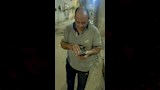 الرجل قفز وسحبها بعيدا عن القضبان