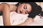 ترك المكياج وواقي الشمس أثناء النوم.. أخطاء صحية تضر بشرتك