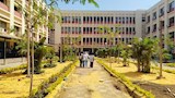 تجارة عين شمس تبرز تشجير الكلية والمسطحات الخضراء (6)