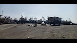 عامل بحري يفرز صناديق السمك قبل رفعها على المركب 