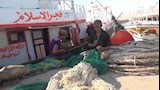 عمال البحرية يعزلون الشباك 