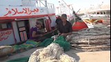 غزل شباك الصيد على متن المركب 