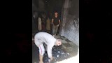 الأهالي ينظفون المكان