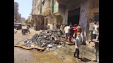 المياه تفترش الأرض عقب إخماد الحريق